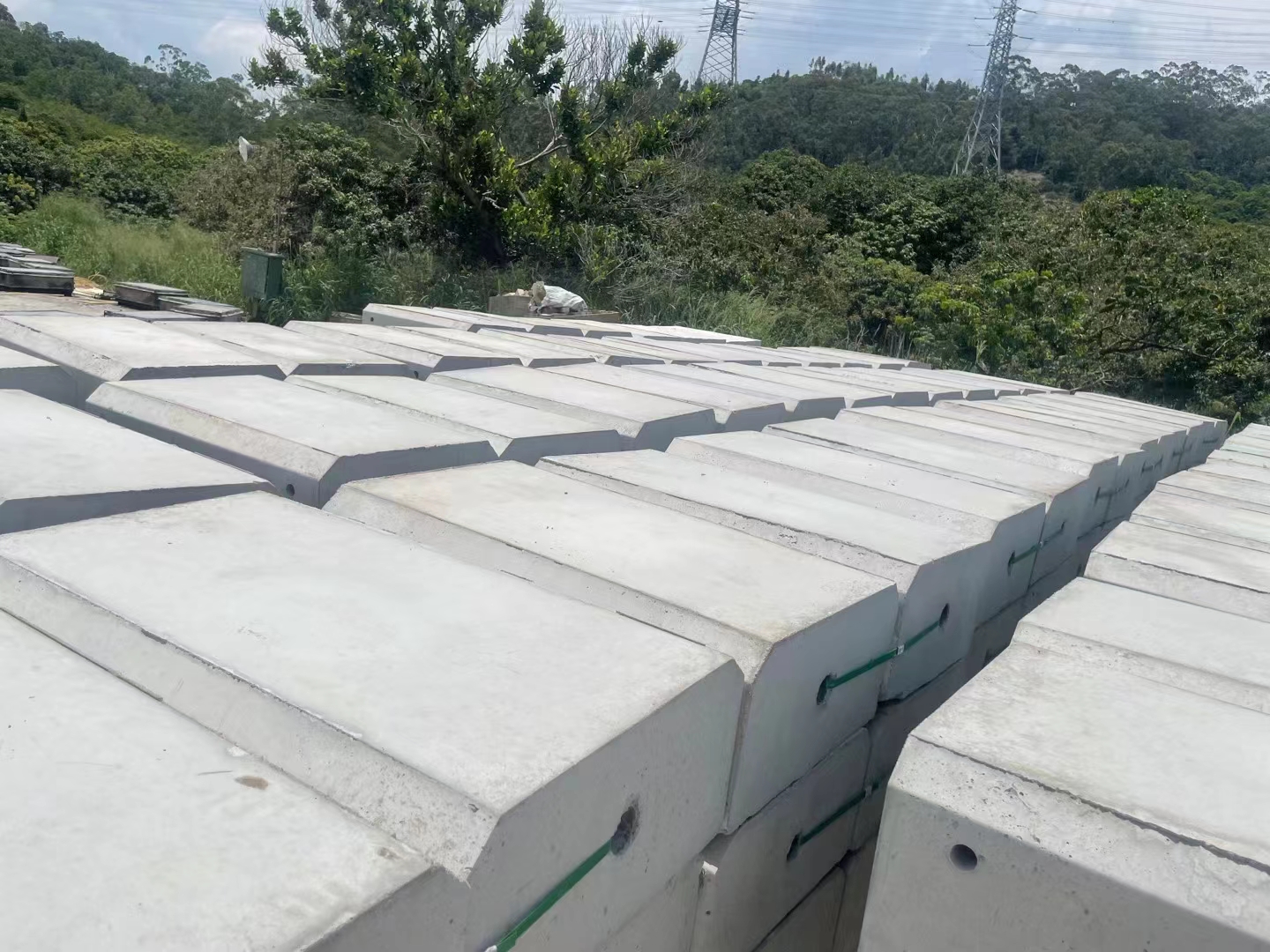 C款鍍鋅板圍擋基礎(chǔ)塊送龍龍華工地現(xiàn)場(chǎng) 